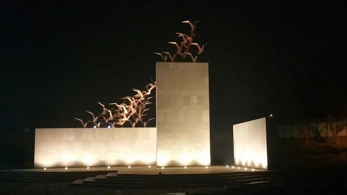 PakistanFauj's tweet photo. 10 Years ago on 16th December 2014, 144 innocent children and their teachers were Martyred during a terrorist attack at the Army Public School (APS) #Peshawar

#APSPeshawar #Pakistan #ISPR

Today, as we honor their memory, the entire nation pays tribute to the bravery of APS children, heroism of the teachers, the sacrifices of their families, and the valor of our security forces. 

Pictures: APS Peshawar Martyrs Monument