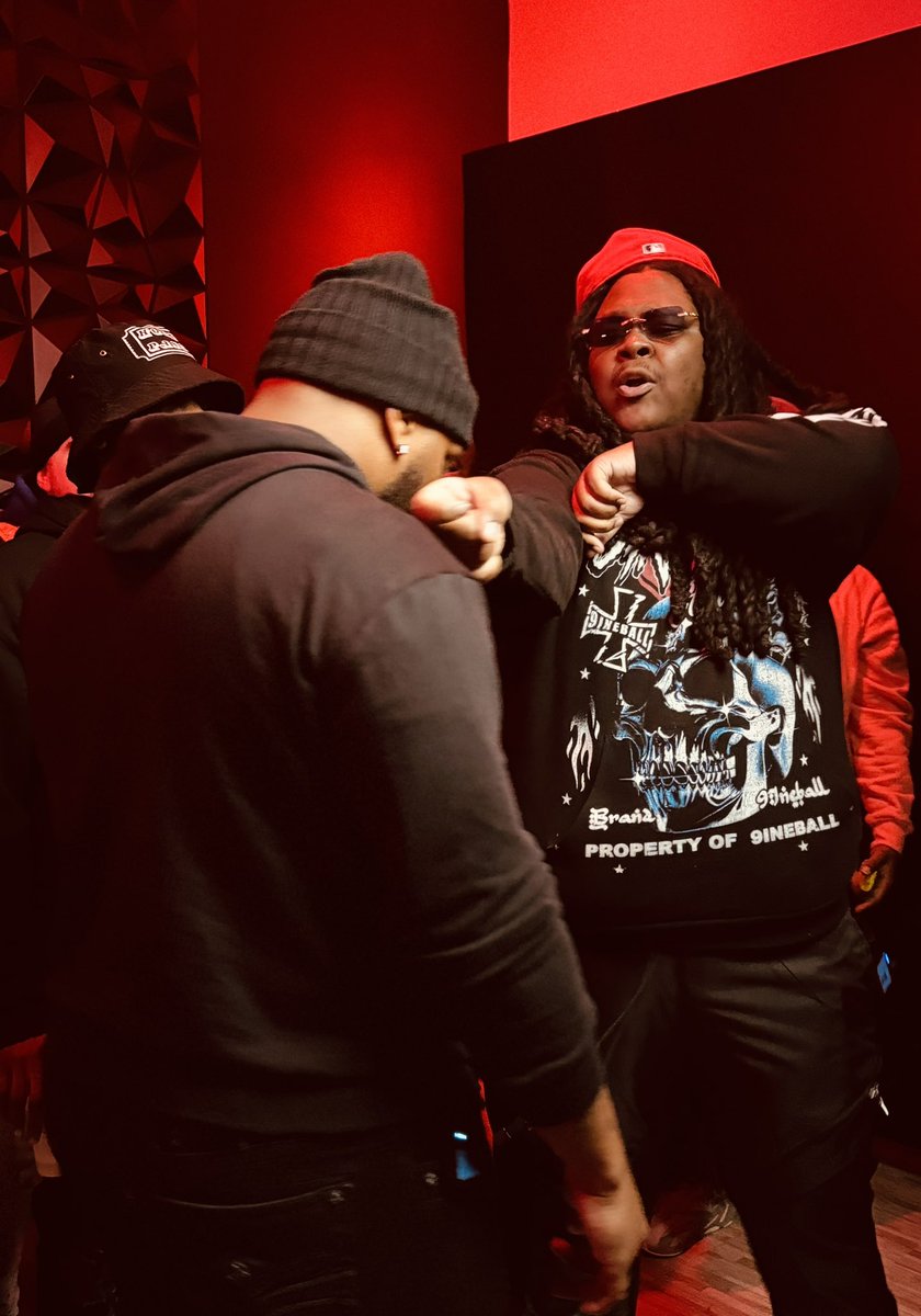 RaeBXNY's tweet image. 😈😈😈

@riqlaflaree vs @BabyJames77 

#WhoDontBelongHere #TheTrenches #GuttaCity