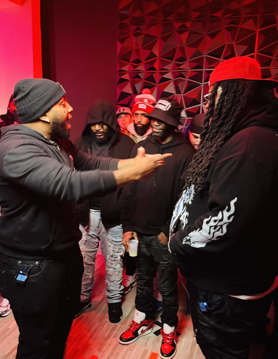 RaeBXNY's tweet image. 😈😈😈

@riqlaflaree vs @BabyJames77 

#WhoDontBelongHere #TheTrenches #GuttaCity