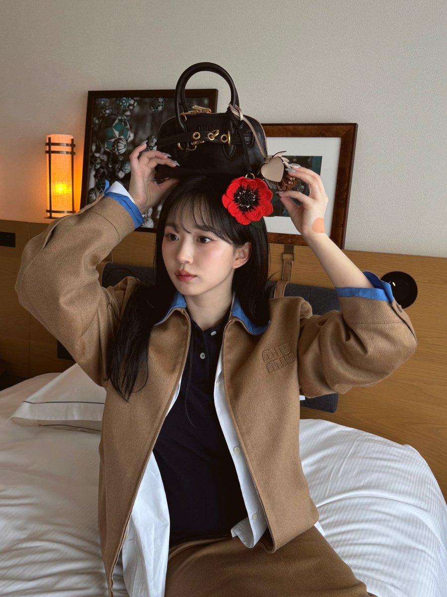 dearmy51's tweet photo. 해원, 니얼굴이 520만원짜리 가방보다 더 빛나 https://t.co/02u0OayQjT