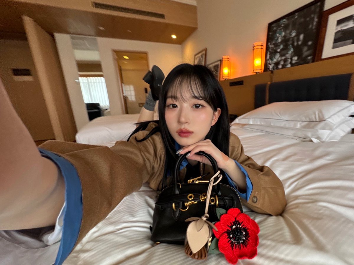 dearmy51's tweet photo. 해원, 니얼굴이 520만원짜리 가방보다 더 빛나 https://t.co/02u0OayQjT