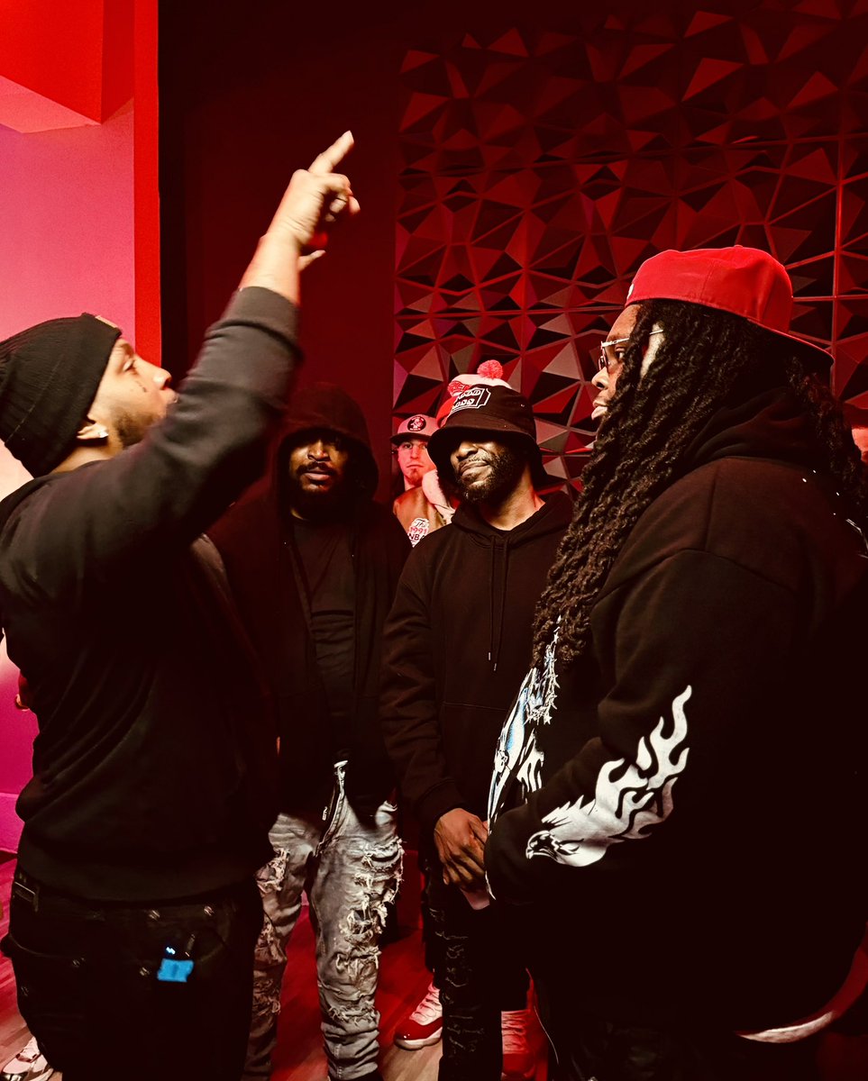 RaeBXNY's tweet image. Aayyeee‼️‼️‼️‼️

@BabyJames77 @Riqlaflaree 

#WhoDontBelongHere #TheTrenches #GuttaCity