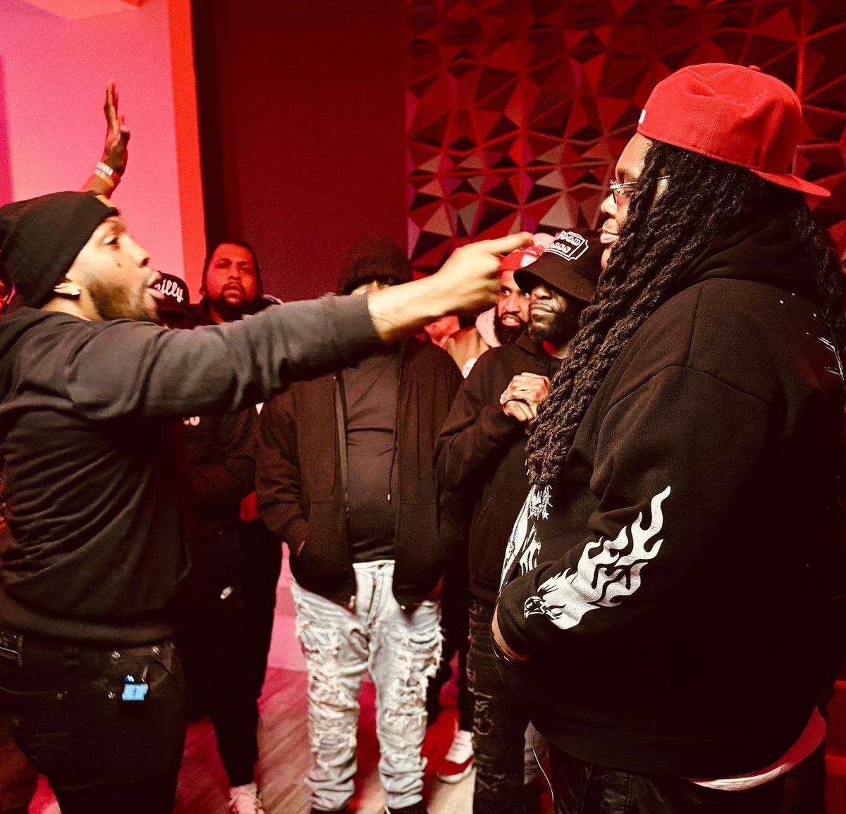 RaeBXNY's tweet image. Aayyeee‼️‼️‼️‼️

@BabyJames77 @Riqlaflaree 

#WhoDontBelongHere #TheTrenches #GuttaCity