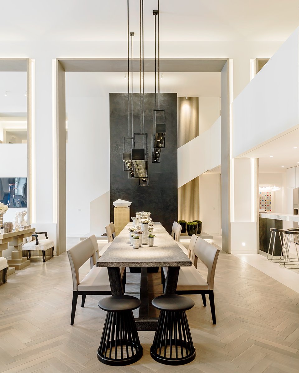 kellyhoppen's tweet photo. Designing grand spaces is about balance. Pendant lights create intimacy in the high-ceiling design, hidden lighting enhances parquet floors, and a bold black wall adds contrast.
#GrandSpaces #InteriorDesign #OpenPlanLiving #HighCeilingDesign https://t.co/kzhV0C1unr