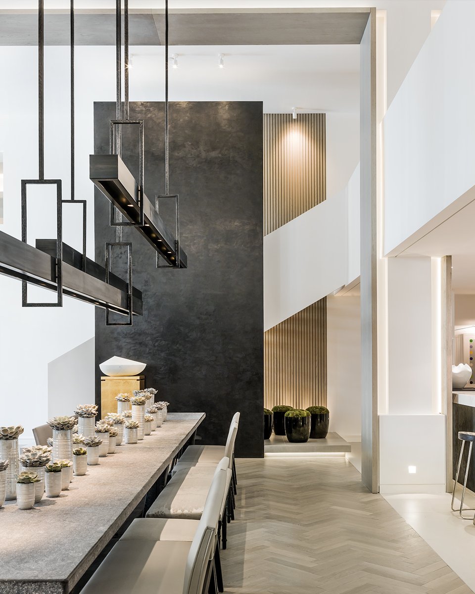 kellyhoppen's tweet photo. Designing grand spaces is about balance. Pendant lights create intimacy in the high-ceiling design, hidden lighting enhances parquet floors, and a bold black wall adds contrast.
#GrandSpaces #InteriorDesign #OpenPlanLiving #HighCeilingDesign https://t.co/kzhV0C1unr