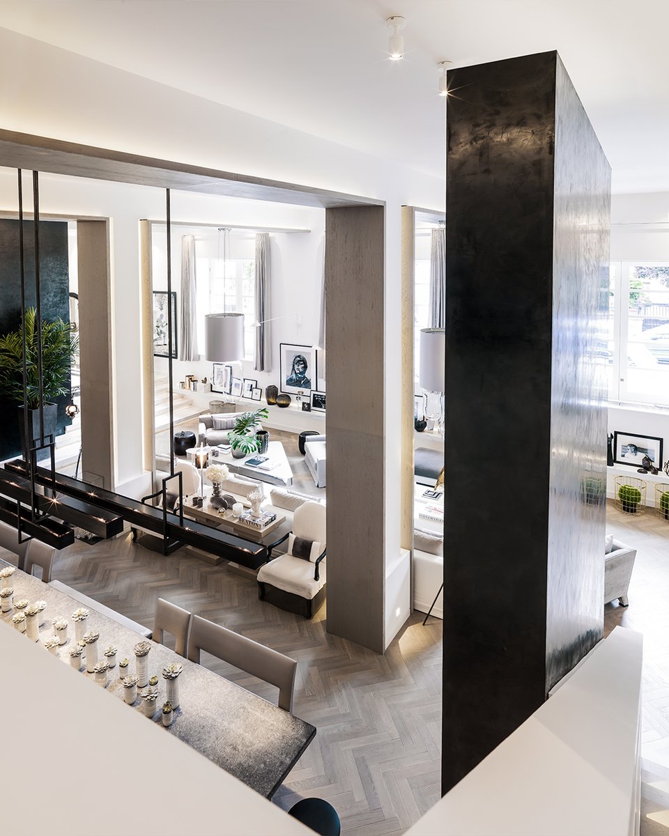 kellyhoppen's tweet photo. Designing grand spaces is about balance. Pendant lights create intimacy in the high-ceiling design, hidden lighting enhances parquet floors, and a bold black wall adds contrast.
#GrandSpaces #InteriorDesign #OpenPlanLiving #HighCeilingDesign https://t.co/kzhV0C1unr