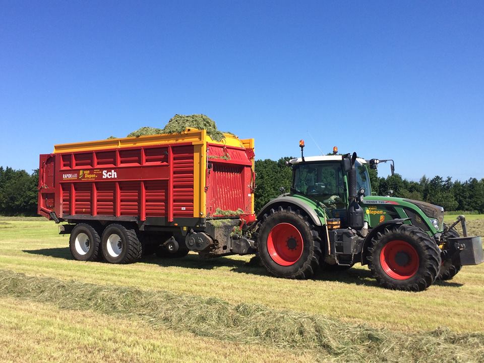 profiMagazin's tweet photo. Hier ist ein #Fendt 720 mit einem #Schuitemaker Rapide 6600 zu sehen. https://t.co/w49lpmTJrm