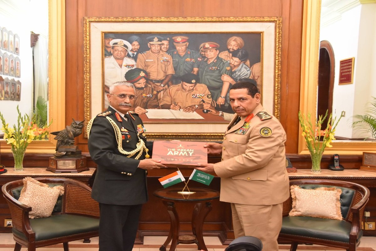 CestMoiz's tweet photo. Meanwhile, the Saudi Army Chief too joined the Indian Army Chief some years ago in serving yet another reminder to the Pakistan Army of their most epic, historical photograph!
#VijayDiwas
#PakistanSurrenderDay https://t.co/FFWJVFzfjf