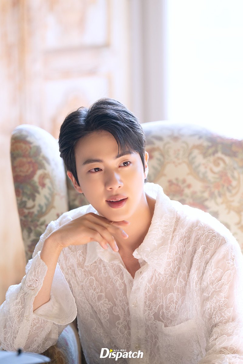 seokjin_updates's tweet photo. OMG KIM SEOKJIN https://t.co/SDbvw8pJwp