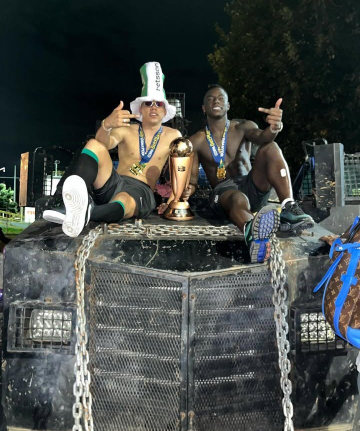 Marino Hinestroza y Kevin Parra, montados sobre la trompa de la tanqueta del ESMAD con la Copa Colombia.

Señoras y señores.... Esto es cine 🚬