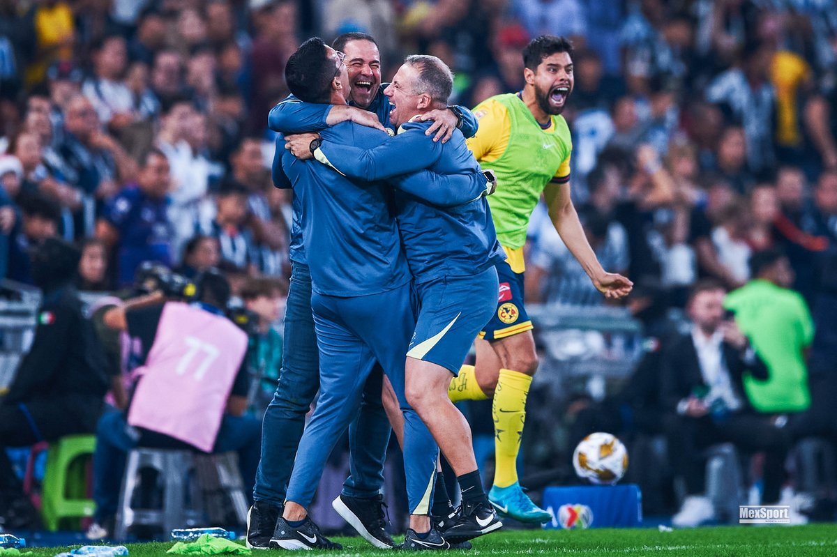 ClubAmerica's tweet photo. ¡GENIOS! ♟️🧐

#Grand3sDeCorazón https://t.co/KrEGLu4io9