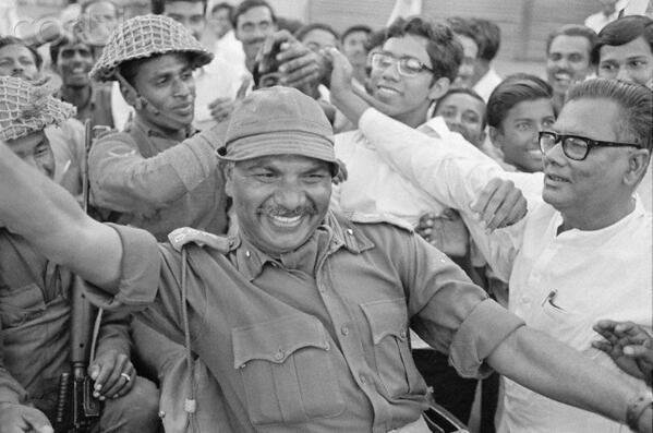 CestMoiz's tweet photo. December 1971 - Indian Soldiers Celebrating With Bangladesh Citizens In Dhaka!
#VijayDiwas
#PakistanSurrenderDay https://t.co/T9WoltfxlX