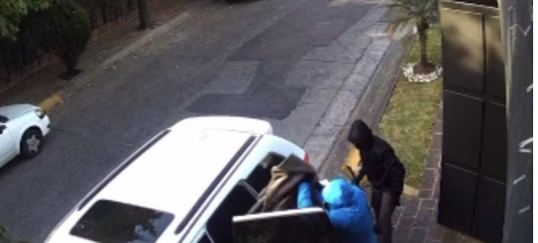 Yobviss's tweet photo. Hilo de cómo entraron a robar a casa de un familiar y a pesar de estar en frente las autoridades no hicieron nada... https://t.co/MhvewkeyBp