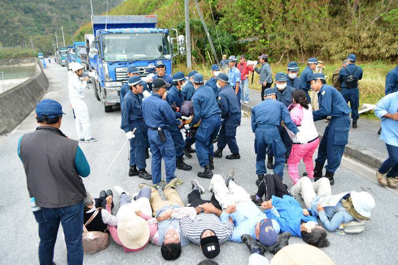 fm21wannuumui's tweet photo. Protestorによるアンブッシュ（待ち伏せ）による
妨害行為。
警察は採石場から工事現場までの道路全てを
警戒することは不可能なので、
彼らは警察のいない場所を選び、
砕石を満載したダンプが来るとこうして
寝転がり道路を封鎖します。
一旦こうなると警察が来るまで１ｍも動けません。 https://t.co/r13mVaGFao
