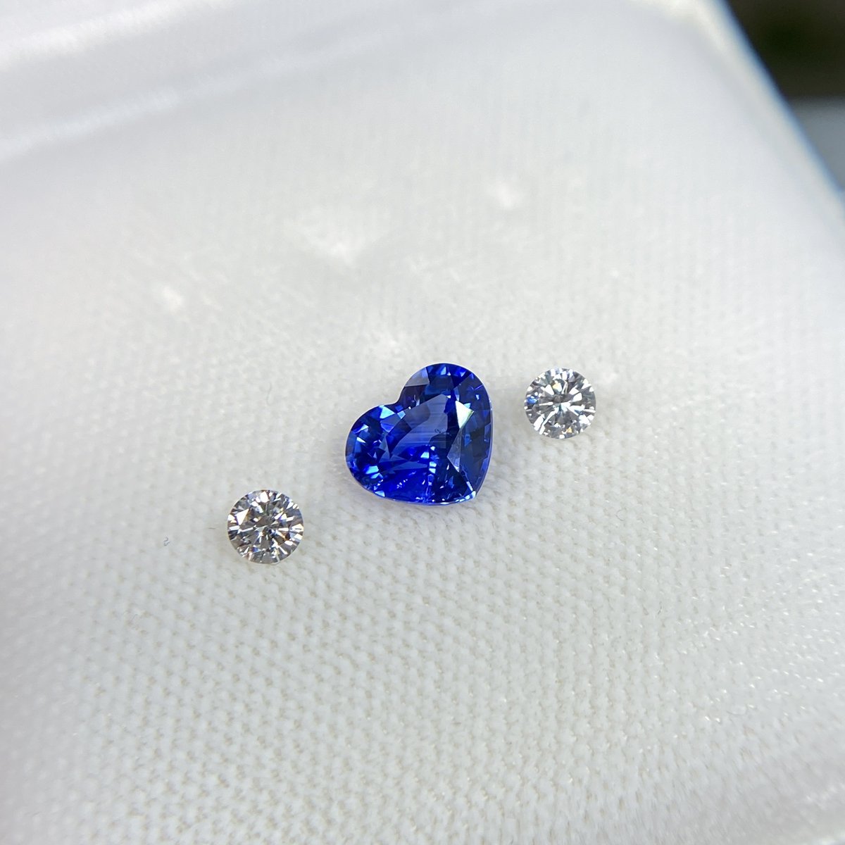 vintagelovejjc's tweet photo. コーンフラワーブルーサファイア ハートシェイプ オリジナルデザインリング　1.55/0.29ct 　https://t.co/ZdFZ9w1hno 
スリランカ産らしさ満載の大粒ハート、ほんのりヴァイオレットを噛んだ青の発色
受け継いでいくに相応しいシンプルビューティリング！

#コーンフラワーブルー
#cornflowerblue https://t.co/9VxX0NnkDf