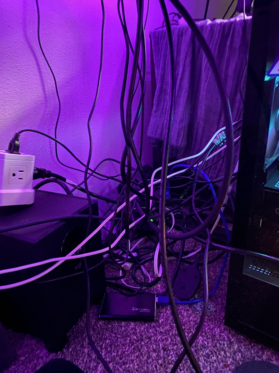 I can’t wait to set this up better in the new place. I see you judging me but cord management is not easy when you have a standing desk 😆 and yes the pc will not be on the carpet for much longer