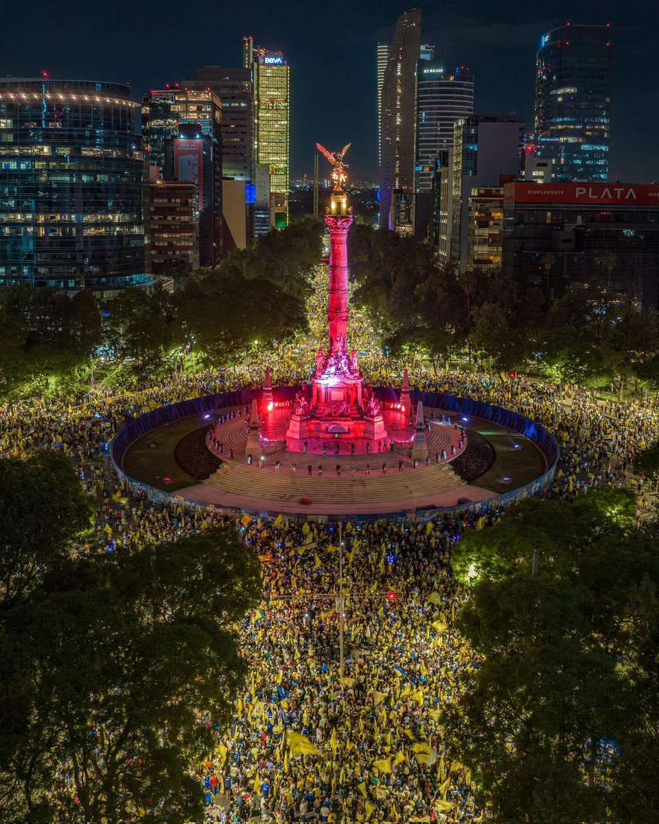CallejeroPue's tweet photo. #Nacional 🏆 La afición de las Águilas del América  tapizan de azul crema, las inmediaciones del Angel de La Independencia para festejar su tricampeonato https://t.co/IbJKySwS0z