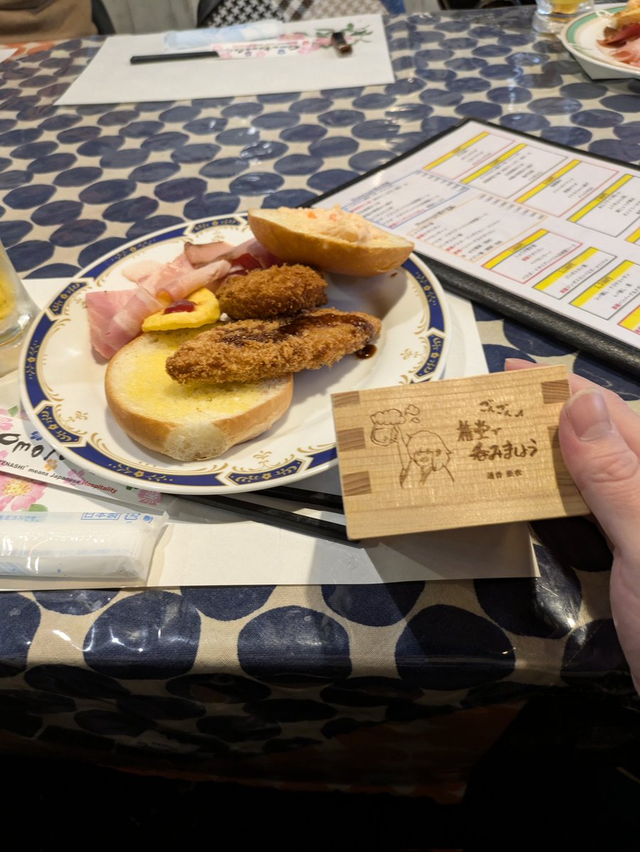 konidesu's tweet photo. セカンドステージは #Bluewing にて。
「漁船バーガー」に込められたマスターの想いが激アツでした😊
そして、じゃんけん大会で、私がずっとほしかった「リズム／エゴイズム」のCD、ラスト１枚を頂きました🙏
予想外の展開でビックリ…！
ホントに偶然ではありますが、ありがとうございます。 https://t.co/Kp9D3yTqAZ