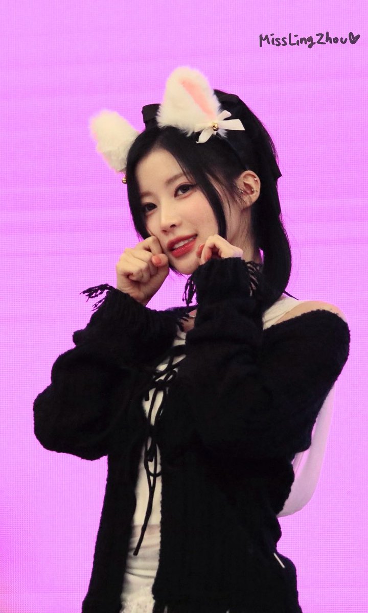 MissLingZhou's tweet photo. 241214 
SHANGHAI FANSIGN

かわいいASA

#BABYMONSTER #베이비몬스터
#아사 #ASA #榎並杏紗 #ENAMIASA https://t.co/zQSsTzxldh