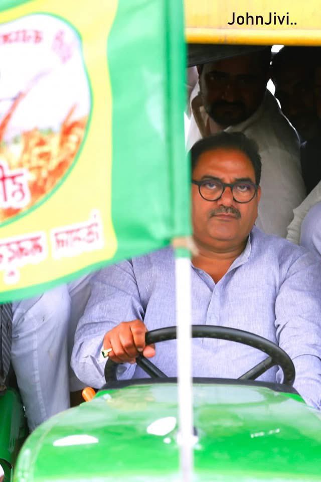 Anujkhoth1's tweet photo. झुकना नहीं - रुकना नहीं, किसानी के लिए सदैव लड़ेंगे|
आज दोपहर ठीक 12 बजे नरवाना रेस्ट हाउस पहुँचेंगे @AbhaySChautala । इसके बाद आप सभी कार्यकर्ताओं को साथ लेकर खनौरी बॉर्डर पर किसानी की जंग लड़ रहे किसान नेता श्री जगजीत सिंह जी डल्लेवाला से मुलाकात करने जायेंगे।
@AbhaySChautala https://t.co/G5Q1mZH8UN