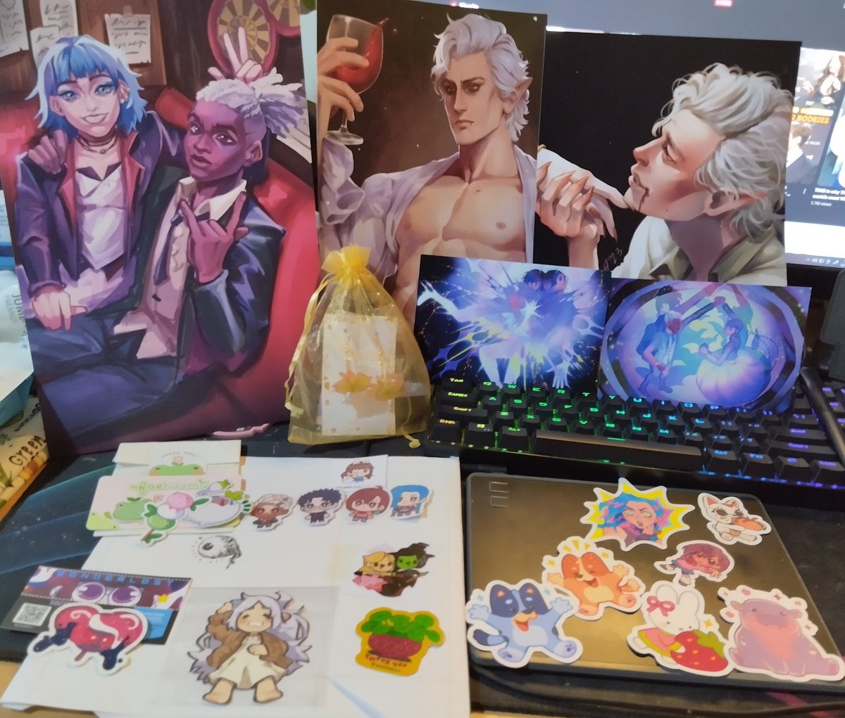 BelleSuiren's tweet photo. Haul (☆▽☆)/💕
#POTAwinter #patronsofthearts
I'm glad this time I scroll through Twitter to see who are the artists that I'm gonna buy art from and tbh some of them I didn't get their names so...... I'm gonna look for them dw! I'll put their @/s below! https://t.co/vgtTywHQ1H