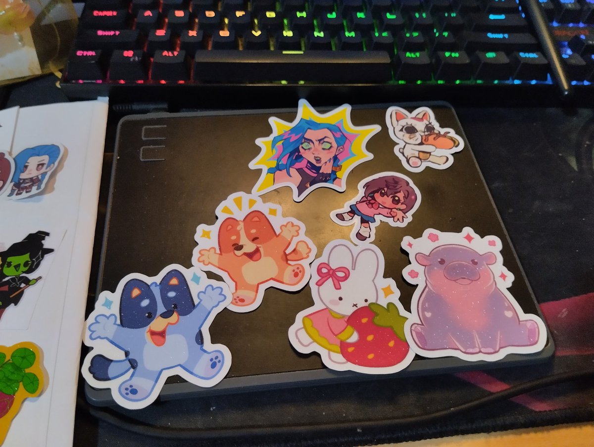 BelleSuiren's tweet photo. Haul (☆▽☆)/💕
#POTAwinter #patronsofthearts
I'm glad this time I scroll through Twitter to see who are the artists that I'm gonna buy art from and tbh some of them I didn't get their names so...... I'm gonna look for them dw! I'll put their @/s below! https://t.co/vgtTywHQ1H