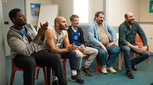 merlinpapin3's tweet photo. .@FredOL69007 Ce soir sur @France3 le film #UnTriomphe de Emmanuel Courcol (2020)
Avec : Kad Merad, David Ayala, Lamine Cissokho, Sofian Khammes, Pierre Lottin, Alexandre Medvedev, Marina Hands, Laurent Stocker, Wabinlé Nabié, Saïd Benchnafa, Mathilde Courcol-Rozès, Catherine Lascault, Yvon Martin, Adama Bathily, Brigitte Froment, Vladimir Golicheff, Thierry De Carbonnières, Sandie Masson, Elise Berthelier, Elsa Gnaly, Philippe Suberbie, Selim Ziouane, Claire Rose Daguerre, Philippe Risler, Olivier Foubert, Clément Desormeaux, Luca Chouete-Duguet, Samuel Courcol
Étienne, un comédien en manque de rôles et en fin de droits, anime un atelier de théâtre dans une prison. Impressionné par le potentiel des détenus qui s'avèrent finalement très doués, il décide de monter avec eux "En attendant Godot", une pièce de Samuel Beckett. Après des débuts pour le moins mouvementés, les prisonniers réussissent à s'approprier la pièce. Commence alors une tournée triomphale qui rend chaque retour derrière les barreaux de plus en plus compliqué et pénible. Étienne, qui tient enfin l'occasion de se révéler, se rend compte qu'il marche sur une corde raide et que tout peut s'écrouler à chaque instant...