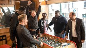 merlinpapin3's tweet photo. .@FredOL69007 Ce soir sur @France3 le film #UnTriomphe de Emmanuel Courcol (2020)
Avec : Kad Merad, David Ayala, Lamine Cissokho, Sofian Khammes, Pierre Lottin, Alexandre Medvedev, Marina Hands, Laurent Stocker, Wabinlé Nabié, Saïd Benchnafa, Mathilde Courcol-Rozès, Catherine Lascault, Yvon Martin, Adama Bathily, Brigitte Froment, Vladimir Golicheff, Thierry De Carbonnières, Sandie Masson, Elise Berthelier, Elsa Gnaly, Philippe Suberbie, Selim Ziouane, Claire Rose Daguerre, Philippe Risler, Olivier Foubert, Clément Desormeaux, Luca Chouete-Duguet, Samuel Courcol
Étienne, un comédien en manque de rôles et en fin de droits, anime un atelier de théâtre dans une prison. Impressionné par le potentiel des détenus qui s'avèrent finalement très doués, il décide de monter avec eux "En attendant Godot", une pièce de Samuel Beckett. Après des débuts pour le moins mouvementés, les prisonniers réussissent à s'approprier la pièce. Commence alors une tournée triomphale qui rend chaque retour derrière les barreaux de plus en plus compliqué et pénible. Étienne, qui tient enfin l'occasion de se révéler, se rend compte qu'il marche sur une corde raide et que tout peut s'écrouler à chaque instant...