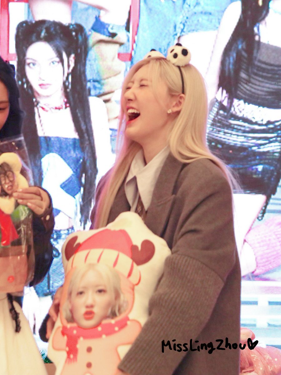 MissLingZhou's tweet photo. 241214 
SHANGHAI FANSIGN

라미와 리틀 라미

#BABYMONSTER #베이비몬스터
#라미 #RAMI https://t.co/QvSoONyc7t