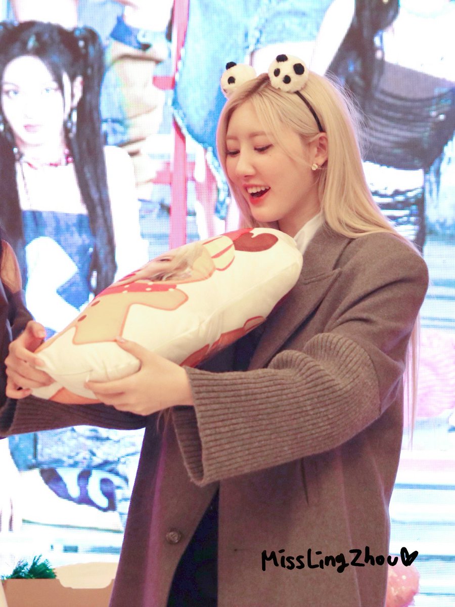 MissLingZhou's tweet photo. 241214 
SHANGHAI FANSIGN

라미와 리틀 라미

#BABYMONSTER #베이비몬스터
#라미 #RAMI https://t.co/QvSoONyc7t