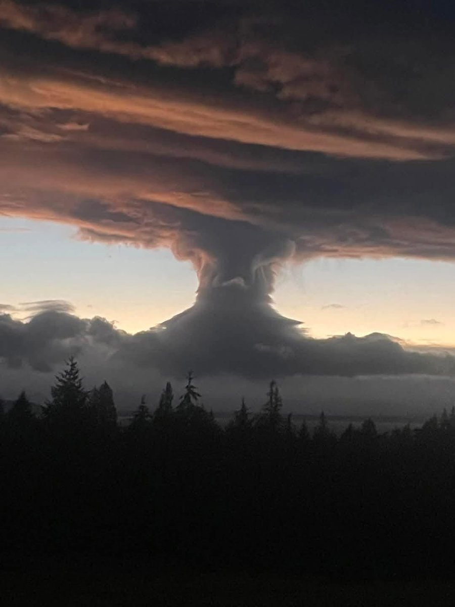 RyanVoutilainen's tweet photo. Not only was Saturday windy at ground level, strong winds aloft allowed towering clouds to become sculpted lenticular clouds as winds rushed past wowing people from #VanIsle to #Texada Island

Check out these pics captured by Texada’s Deniece Suleyma

#BCwx #BCstorm #BCstormwatch https://t.co/WhVU0vwT8Y