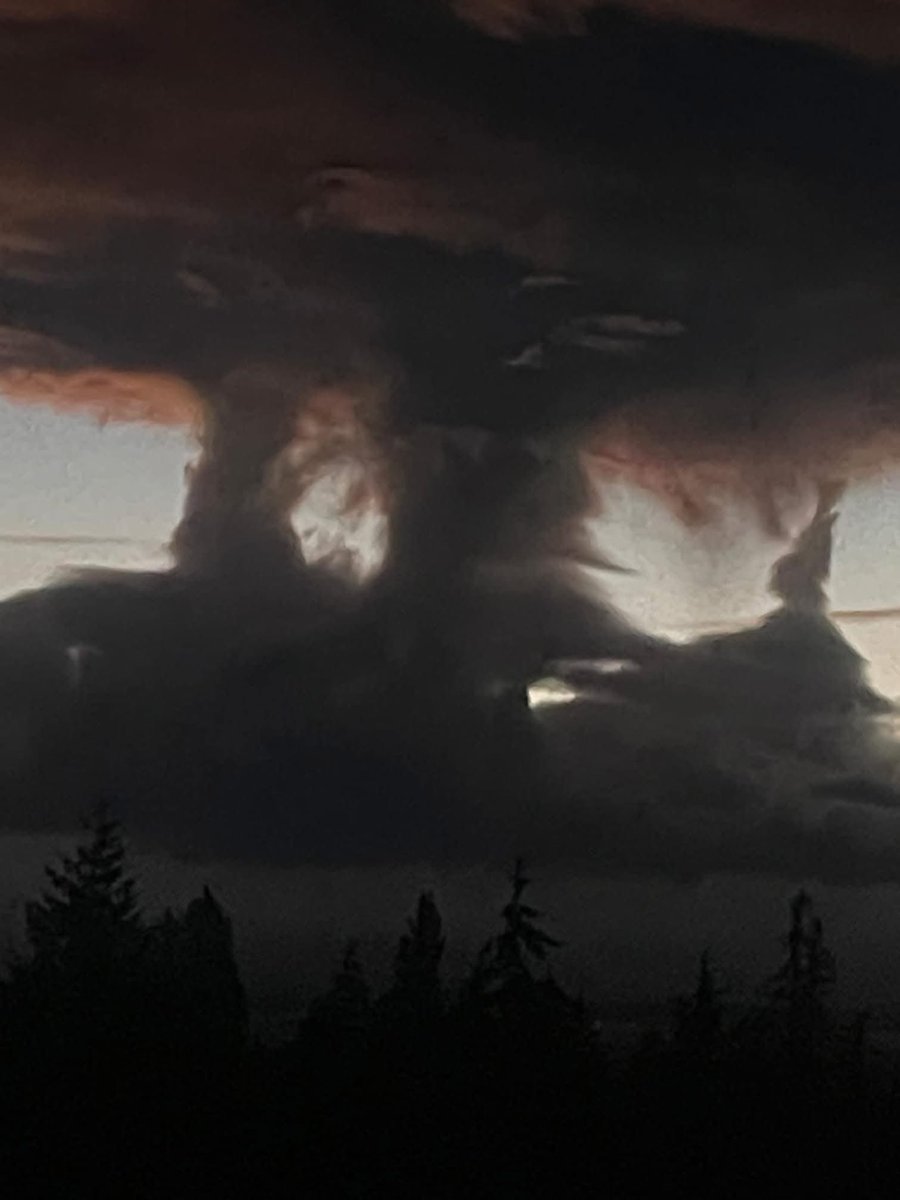 RyanVoutilainen's tweet photo. Not only was Saturday windy at ground level, strong winds aloft allowed towering clouds to become sculpted lenticular clouds as winds rushed past wowing people from #VanIsle to #Texada Island

Check out these pics captured by Texada’s Deniece Suleyma

#BCwx #BCstorm #BCstormwatch https://t.co/WhVU0vwT8Y