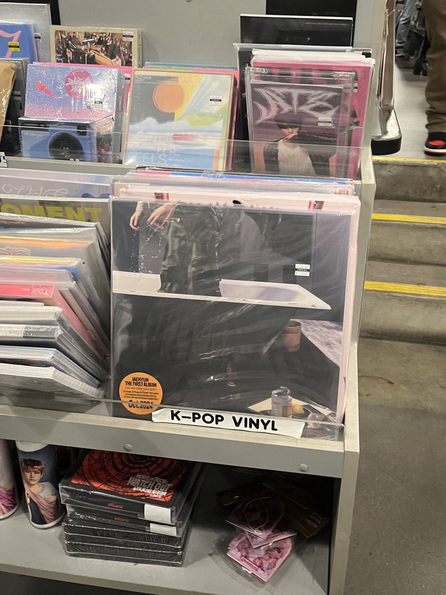 ร้าน Amoeba ที่แจฮยอนเคยไปดูแผ่นเสียงตอนไปทัวร์เมกา ตอนนี้มีแผ่น LP ของตัวเองวางขายละด้วย เจ้าตัวรู้ละยังน้อออ 🥹