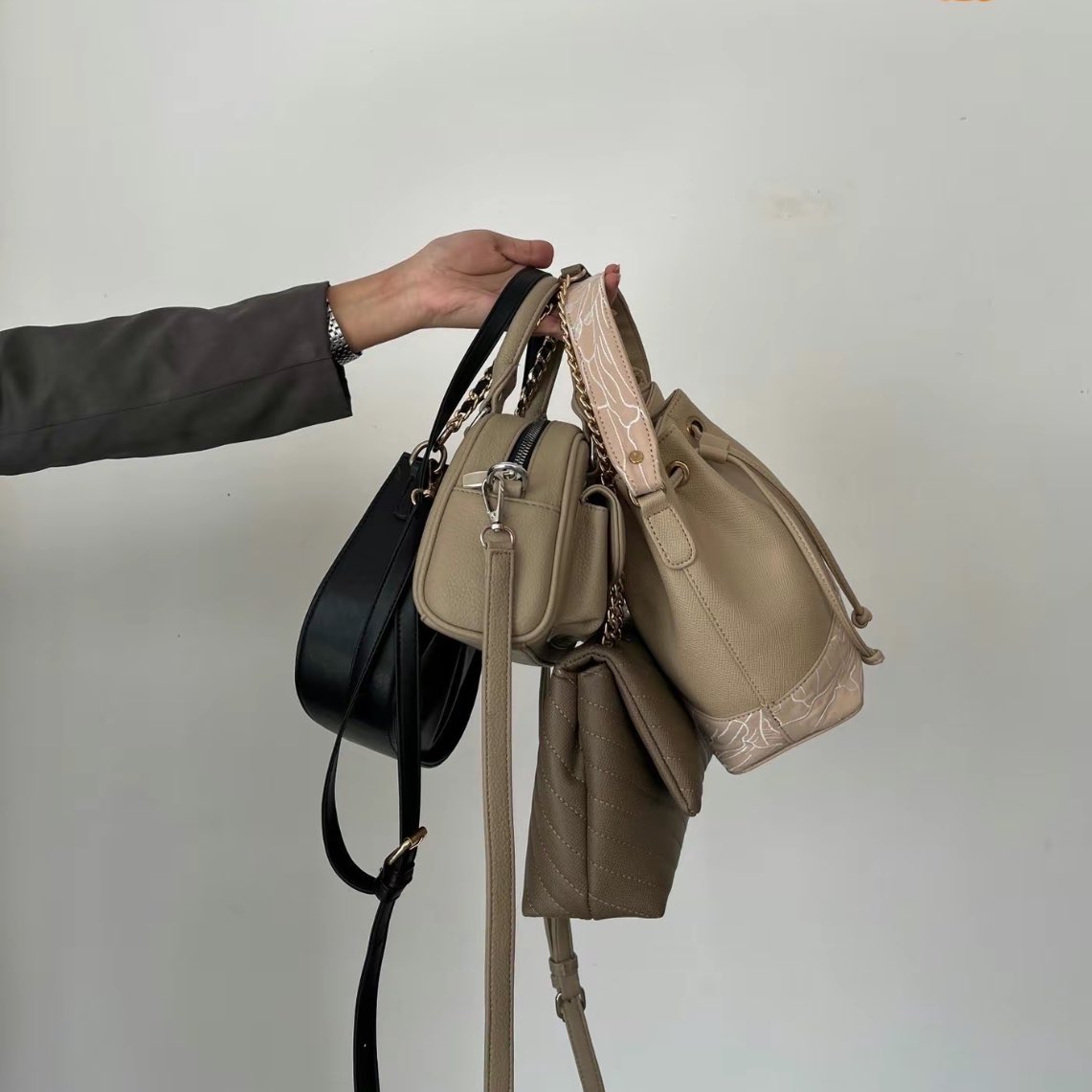 ichfuyu's tweet photo. yang alergi barang murah, just keep scrooling🙌

aku mau spill tas brand local yang KUALITASNYA OKE banget, harga AFFORDABLE, desainnya VARIATIF. bukan yang cuma local ternyata produk ch*n4 https://t.co/kxGfsTX9QP