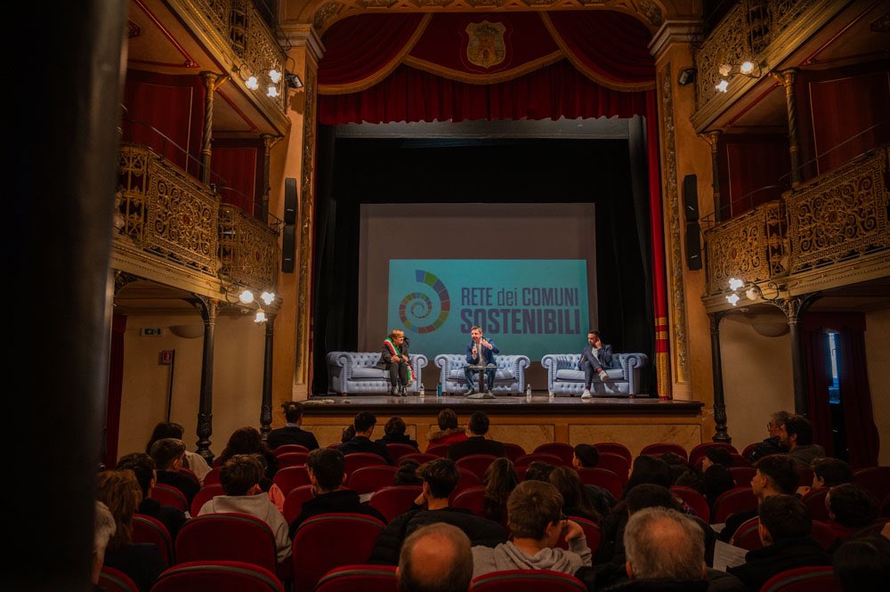 giovannigostoli's tweet photo. Da sempre preferisco i piccoli comuni alle grandi città.
Qualche giorno fa a #Montefano, in provincia di Macerata, per presentare il primo Rapporto di Sostenibilità in uno dei Teatri più belli delle Marche.
All’iniziativa i più bravi sono state le bambine e i bambini, le ragazze e i ragazzi delle scuole.
Nel primo report di Montefano emerge una realtà già molto sensibile al tema della sostenibilità in tutte le sue dimensioni: ambientale, sociale, economica e istituzionale. Una buona base di partenza per fare ancora meglio.
I piccoli comuni possono dare un grande contributo per il raggiungimento dei traguardi di sostenibilità di Agenda 2030. È una sfida globale, ma può essere vinta solo attraverso il protagonismo dal basso delle comunità locali. Interessa tutti e non ha colore politico, proprio come l’associazione Rete dei Comuni Sostenibili @comuni2030.
Qui il comunicato stampa con alcuni elementi del Rapporto di Sostenibilità ⬇️⬇️⬇️
https://t.co/j8V0lxAKVR
Grazie al sindaco Angela Barbieri e all’assessore Nicola Caporaletti, a tutta l’amministrazione comunale, agli insegnanti.
#comunisostenibili #montefano #marche #sostenibile #svilupposostenibile