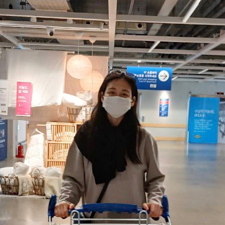 leehanaist's tweet photo. SAME CLOTHES WITH HER RECENT IG UPDATE! 😭 https://t.co/DmAl0pcrWi