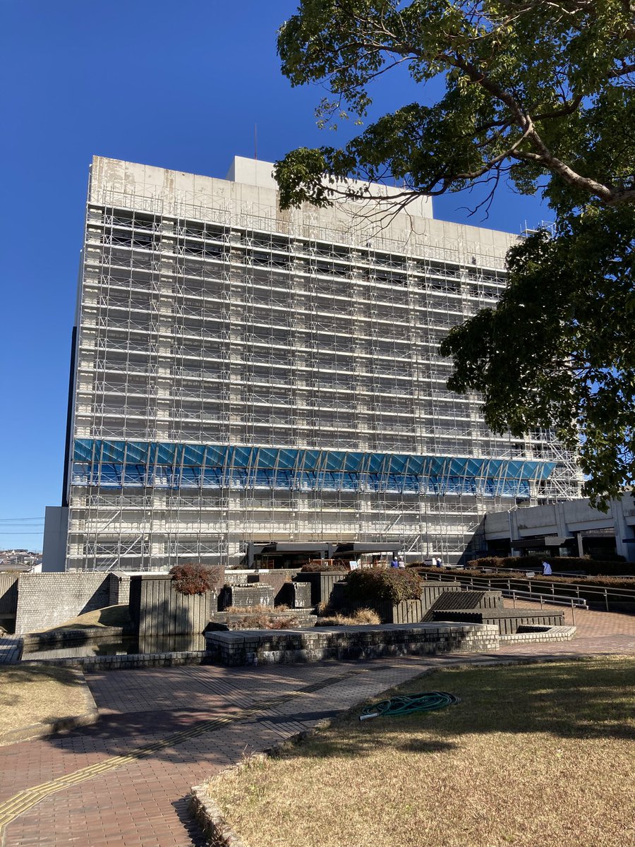 hiro9018's tweet photo. 念願の市役所庁舎の外壁補修工事がはしまったよう
剥がれ落ちる外壁で事件になることが気がかりでしたから良かったです https://t.co/t4S2hNycML