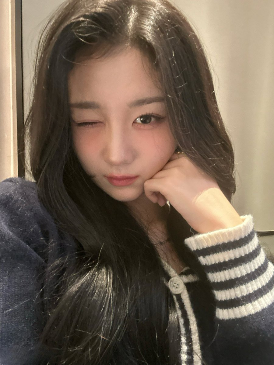 frommSSS's tweet photo. [241215] 🍁💭

: Hai~ㅜㅠ
: It's been a long time
: I've been doing well!
: Autumn leaves are forever
: 📸
: ㅎㅎㅎ
: Long hair selca for the first time in a while
: It's been a while since i had long hair, so i felt good! ㅋㅋㅋ
: Unnie style 👍 https://t.co/z88eXXrCV2
