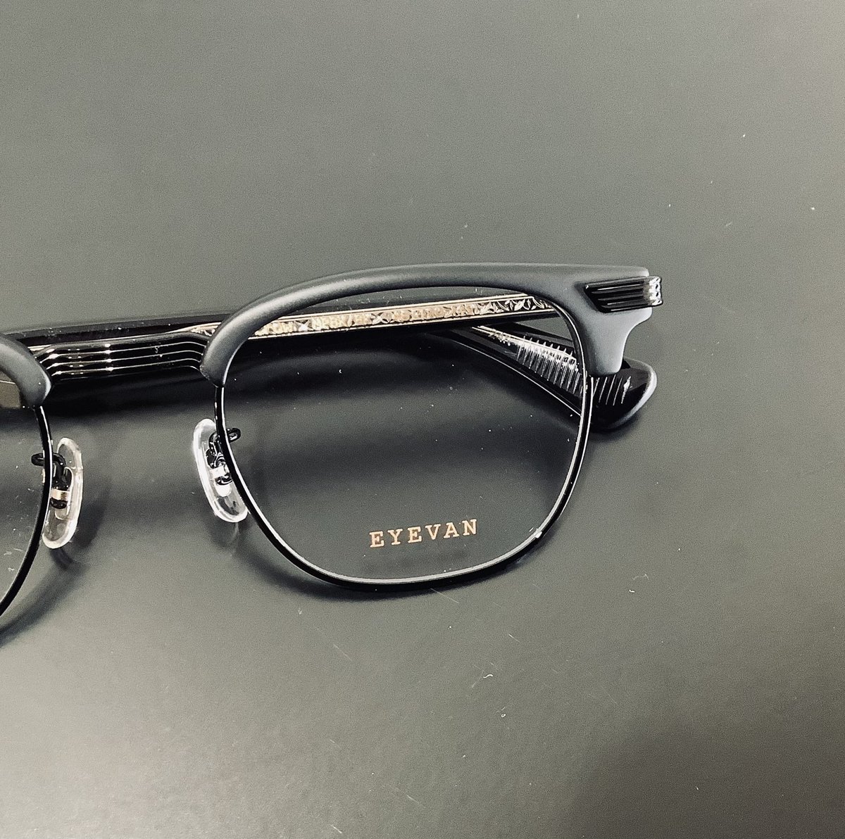 QUESTakita's tweet photo. #eyevan 新作。
ヴィンテージフレームをベースにデザインされたサーモントタイプ。
オールブラックのカラーとピアノブラック×シルバーが入荷しました。

EYEVAN Crow : 59,400円

👓明日火曜日QUESTは定休日です👓

#秋田県　#秋田市　#秋田市山王
#eyewearshop_quest
#アイヴァン https://t.co/jGGMRCh0WI