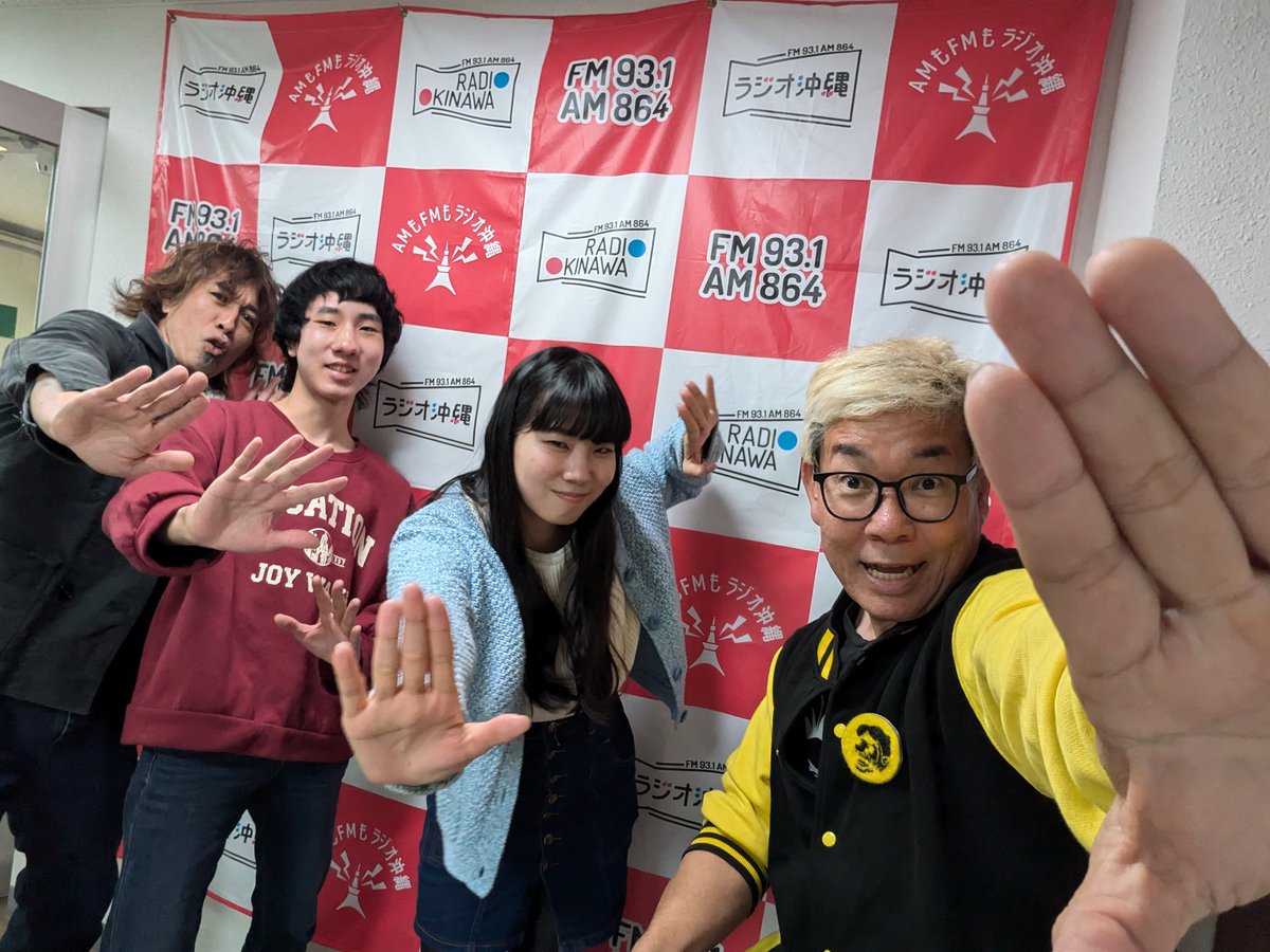 naokiya1973's tweet photo. 本日 #ROcK魂手箱 のゲストは
若き才能爆発!
高校生姉弟バンド
Unmark Rabbit
(アンマーク・ラビット)の
キキとカカの
ふたりがゲストです!
みなさん
今夜9時から
よろしく
おねがいアンラビ!
#ナオキ屋
#タマシイ
#ShaolongToTheSky
#ROK
#ラジオ沖縄
#AM864
#FM931
#UnmarkRabbit https://t.co/JgDW61W1iD