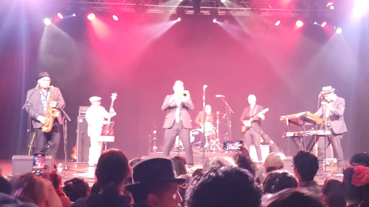McMoobwich's tweet photo. The Slackers!!! Such a damn good show. #Slackfest https://t.co/3Op46auQKZ