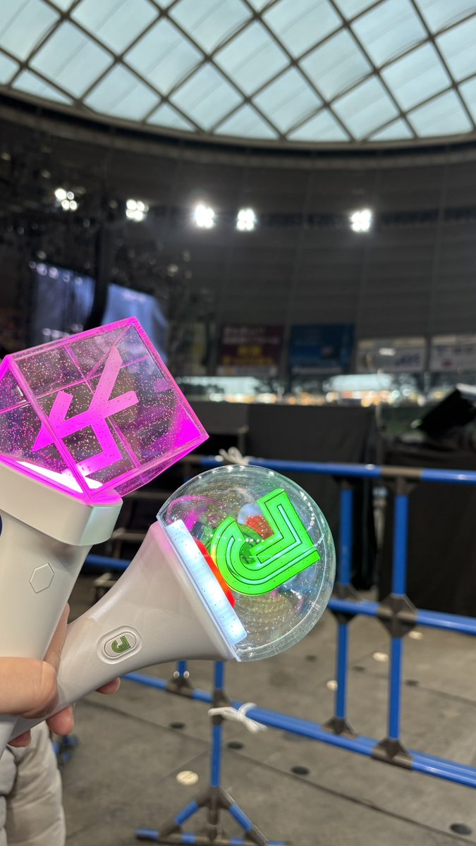 k_choa5's tweet photo. 前の席に杖をついた叔母様がいらっしゃって公演中椅子の下に杖を置いていたんだけど、帰り杖忘れて帰ってしまっていてジェジュンとジュンスに会えて杖忘れるぐらいアドレナリンが出てたんだなって思って改めて推しのパワーって凄いなって思った笑
#JX2024IDENTITY_japan #JX_IDENTITY https://t.co/gH7s3IgqAO