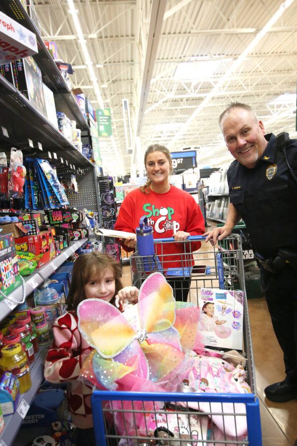 therepublicnews's tweet photo. Children and families get ready for Christmas with Shop with a Cop https://t.co/uMj5ZWVDkV https://t.co/pif44a5ZlW