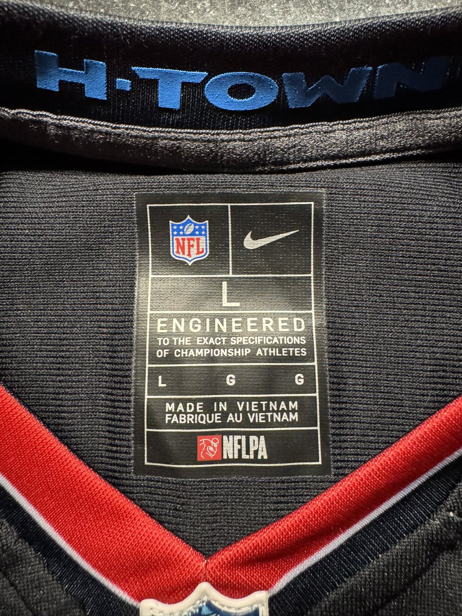 LQ1025's tweet photo. @FanaticsSupport @Fanatics @Nike @NFL This shouldn’t happen to a $100 kids jersey after 3 washes and hang drying (no dryer). https://t.co/Abi2tUaVsJ