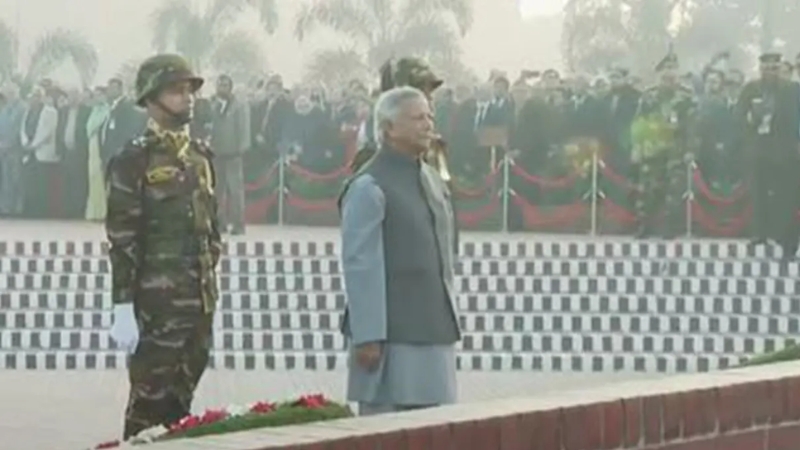 জাতীয় স্মৃতিসৌধে প্রধান উপদেষ্টার শ্রদ্ধা