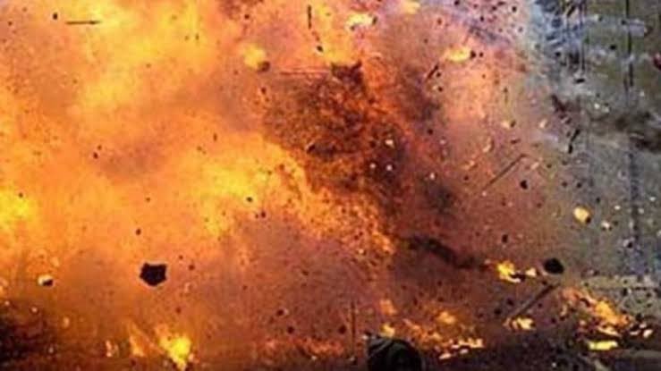 ChandanSharmaG's tweet photo. सीरिया में इजरायल का बमबारी जारी है 💥🔥
एक बड़े शहर को कब्जा में लिया जा चुका है।

इजरायल के प्रधानमंत्री बेंजामिन नेतन्याहू का प्लान है कि सीरिया की एक बड़े शहर जिस पर उन्होंने कब्जा कर लिया है, वहां यहुदियों की जनसंख्या बढ़ा कर पूर्ण नियंत्रण करेंगे

सीरिया के गोलान हाइट्स में यहूदियों की संख्या लगभग 50% हो गई है, अब उसे शत प्रतिशत करने के लिए उस शहर में शिक्षा, रोजगार, स्वास्थ्य और अन्य अत्याधुनिक सुविधाओं को विकसित किया जा रहा है ताकि यहुदियों को वहां कोई दिक्कत ना हो

इसके लिए 11 मिलियन डॉलर की मंजूरी दी गई है।

मुझे पूरा यकीन है आने वाले कुछ वर्षों में इजरायल के आसपास में जितने भी इस्लामिक मुल्क है उन सबका विलय इजराइल में हो जाएगा तथा वहां पर यहूदियों की जनसंख्या 100% होगी