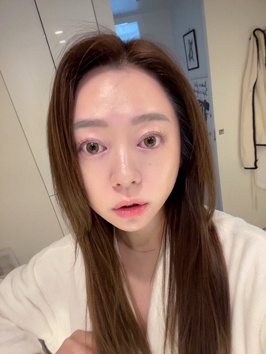 seikoando's tweet photo. 韓国のオールラインクリニックで美容施術してもらってから約1ヶ月だったんだけど✨
お肌の治安が良すぎて🤤

艶肌キープしてるからすっぴんでも日焼け止め塗ってそのまま出歩けるし✨
化粧ノリもずっと良いからファンデの量も少しカバーするくらいであんまり塗らなくても良くなって経済的🤍🤭 https://t.co/9P7VTKJLWq