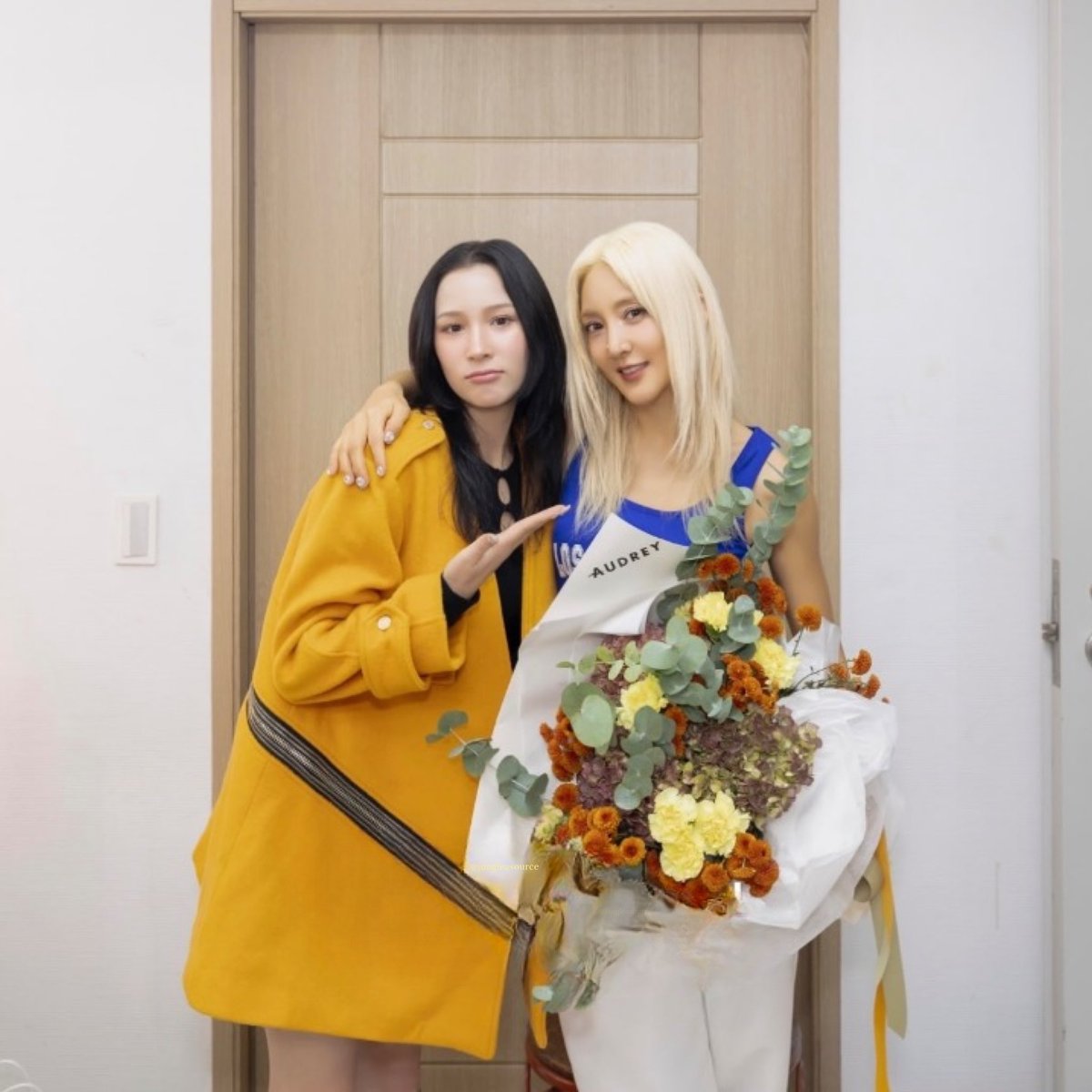 leanavvabHQ's tweet photo. lea navvab with bada last december 8, 2024. this was backstage after the “2024 bada concert the ocean-i’m your home”.
#LEANAVVAB #랴밥 #JungLea #정리아
#JLEA #郑丽雅 #아이메트유 #imetu
#BADA #바다 #SES바다 #SESBada https://t.co/AafEWj3mD3