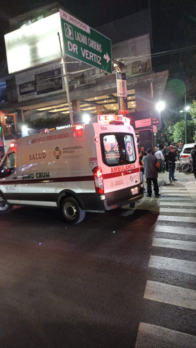 IroniaLD's tweet photo. Un conductor pierde el control de su unidad y termina #atropellando a un hombre en el cruce de Av. #Universidad y calle Pilares, col. Letran
Servicios de #emergencia tuvieron que laborar para retacar al hombre que había quedado bajo la unidad.
Alc. #BenitoJuárez
#ULTIMAHORA https://t.co/cZZtUQoEX8