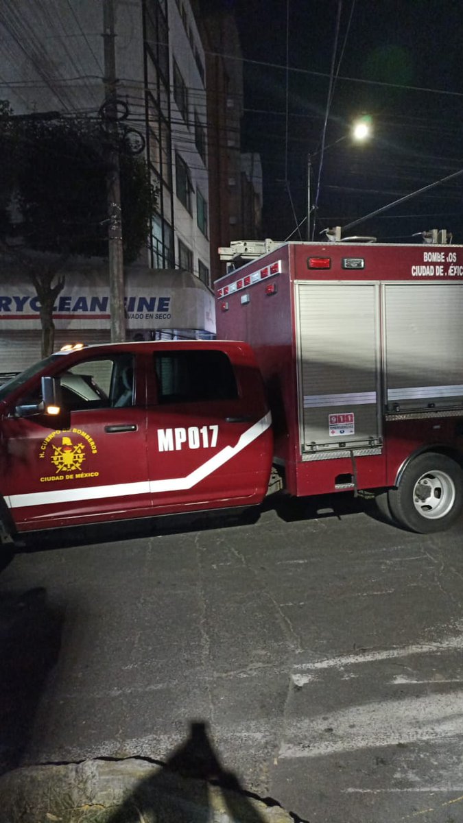 IroniaLD's tweet photo. Un conductor pierde el control de su unidad y termina #atropellando a un hombre en el cruce de Av. #Universidad y calle Pilares, col. Letran
Servicios de #emergencia tuvieron que laborar para retacar al hombre que había quedado bajo la unidad.
Alc. #BenitoJuárez
#ULTIMAHORA https://t.co/cZZtUQoEX8